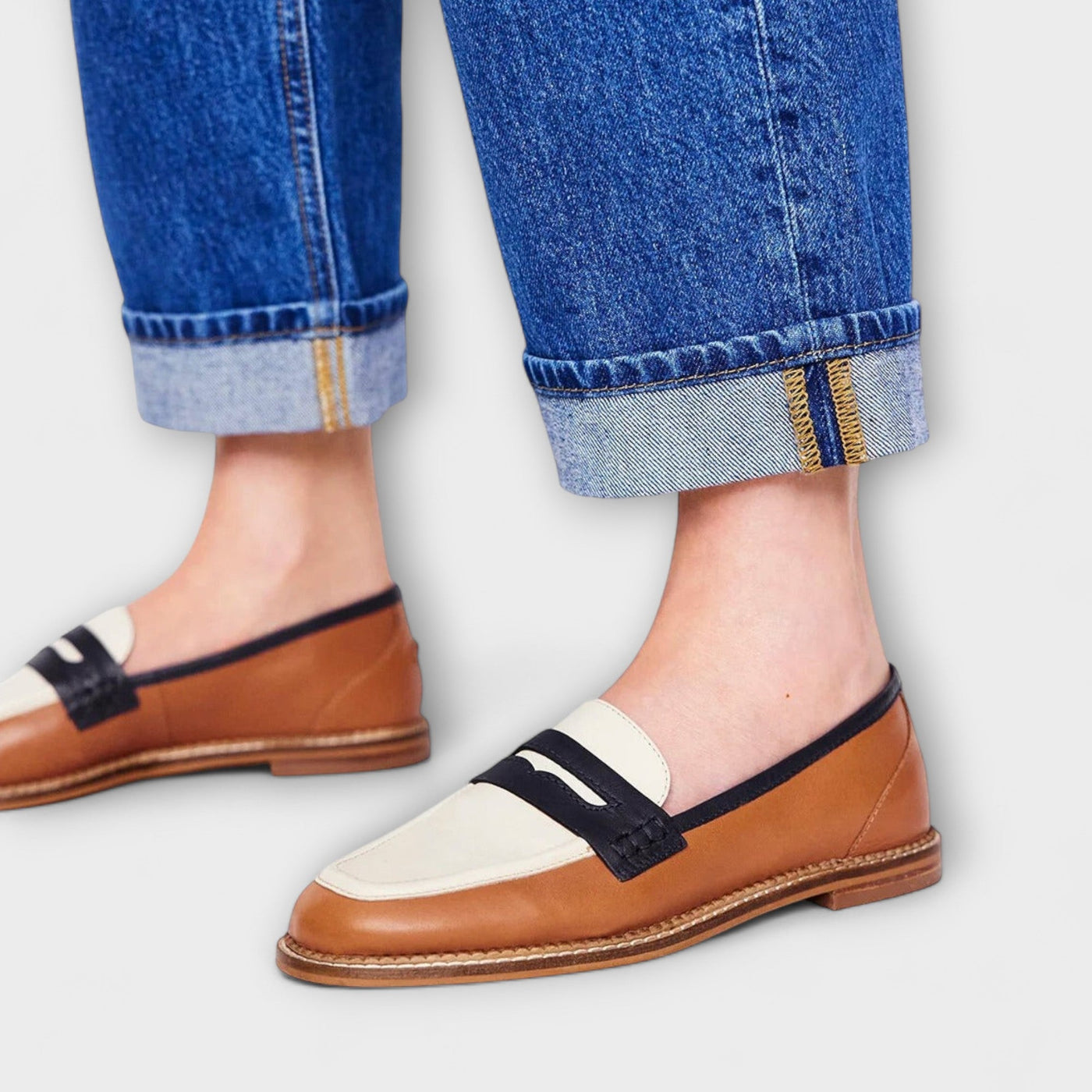 Brązowy loafer z zaokrąglonym noskiem i wzorem color-block